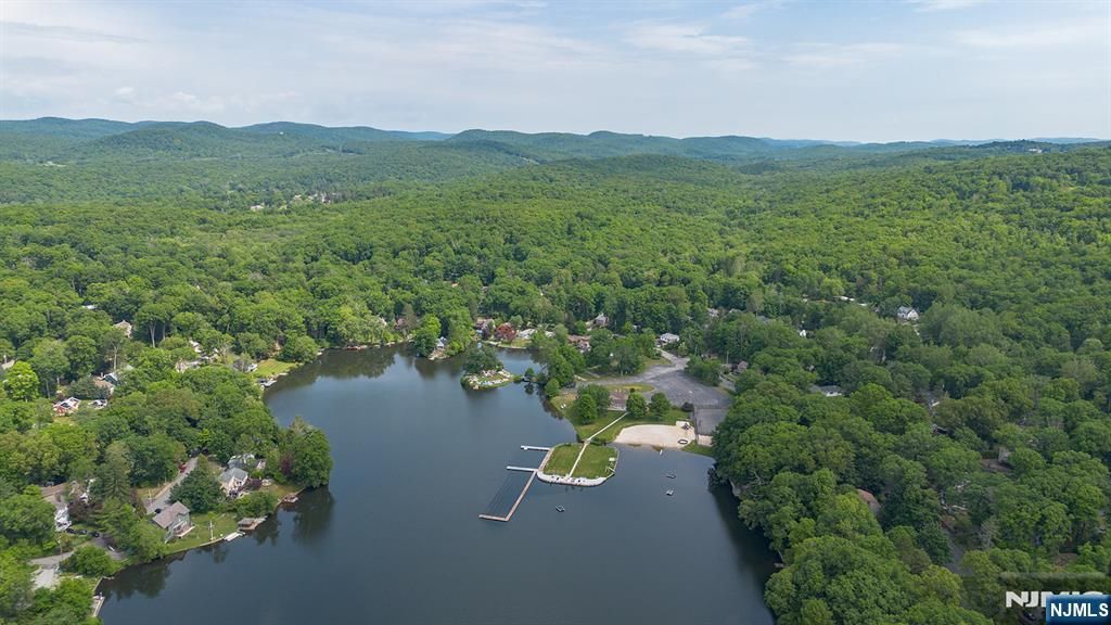 39 Old Road, Ringwood, NJ 07456