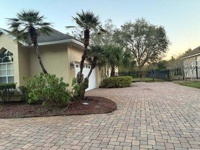 8125 COURTLEIGH, Orlando, FL 32835