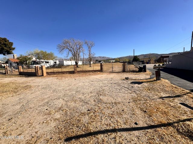 8026 Pearblossom Hwy, Pearblossom, CA 93553