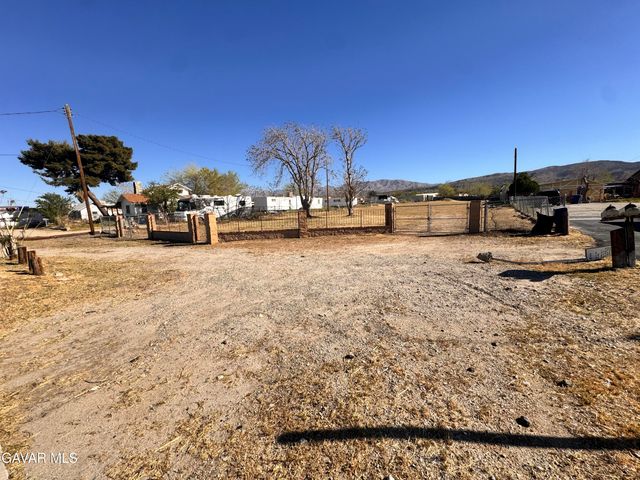 8026 Pearblossom Hwy, Pearblossom, CA 93553