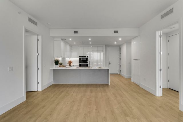 220 Lake Shore Drive 815, West Palm Beach, FL 33403