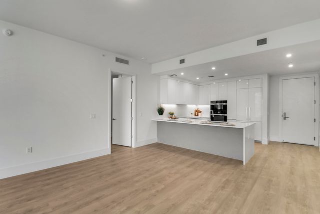 220 Lake Shore Drive 815, West Palm Beach, FL 33403