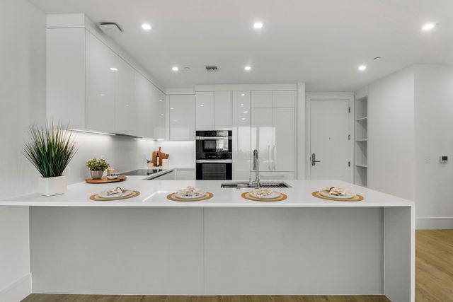 220 Lake Shore Drive 815, West Palm Beach, FL 33403