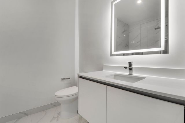 220 Lake Shore Drive 815, West Palm Beach, FL 33403