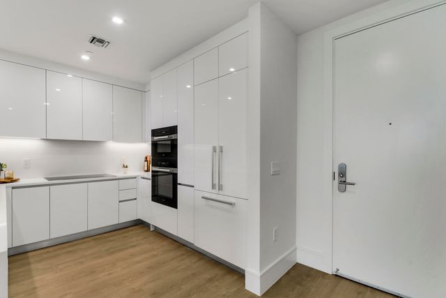 220 Lake Shore Drive 815, West Palm Beach, FL 33403