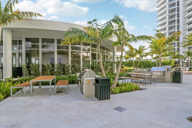 220 Lake Shore Drive 815, West Palm Beach, FL 33403