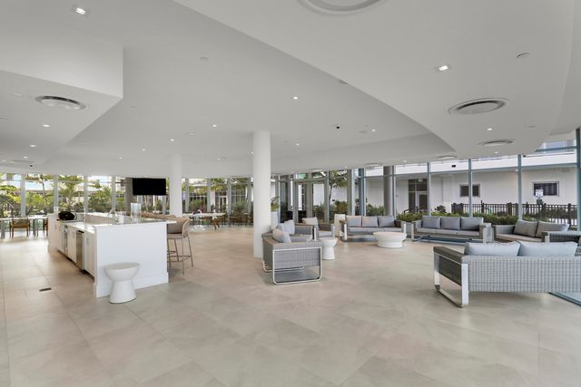 220 Lake Shore Drive 815, West Palm Beach, FL 33403