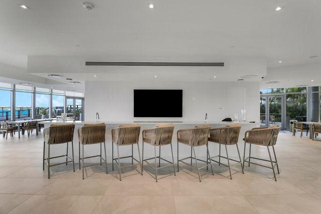 220 Lake Shore Drive 815, West Palm Beach, FL 33403