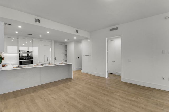 220 Lake Shore Drive 815, West Palm Beach, FL 33403