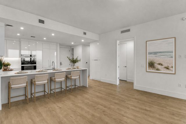 220 Lake Shore Drive 815, West Palm Beach, FL 33403