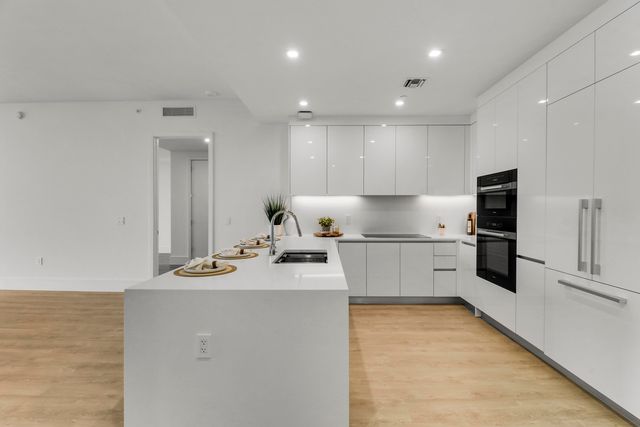 220 Lake Shore Drive 815, West Palm Beach, FL 33403