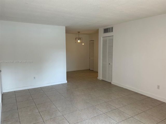 10740 N Kendall Dr L19, Miami, FL 33176