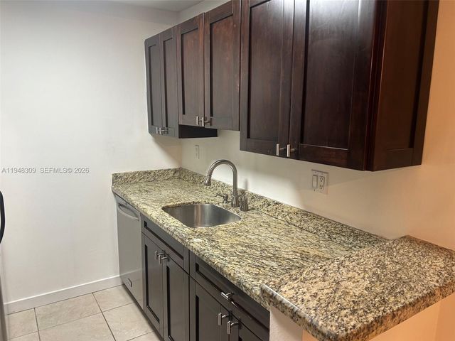 10740 N Kendall Dr L19, Miami, FL 33176