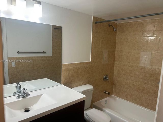 10740 N Kendall Dr L19, Miami, FL 33176