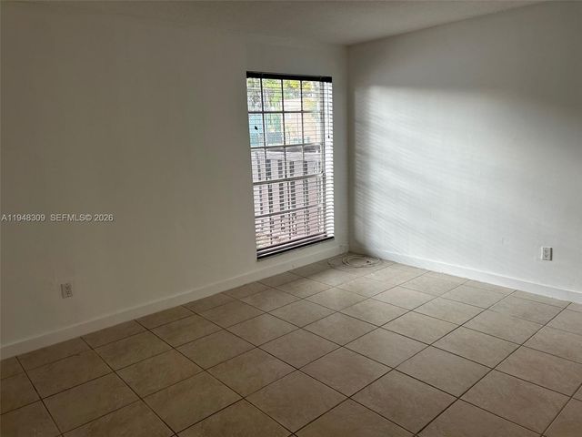 10740 N Kendall Dr L19, Miami, FL 33176