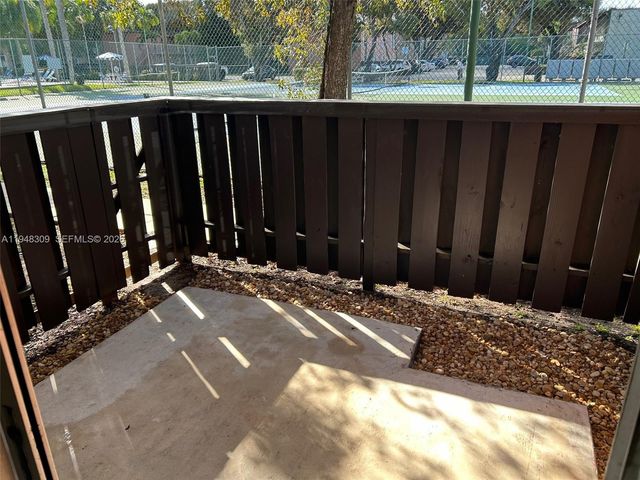 10740 N Kendall Dr L19, Miami, FL 33176