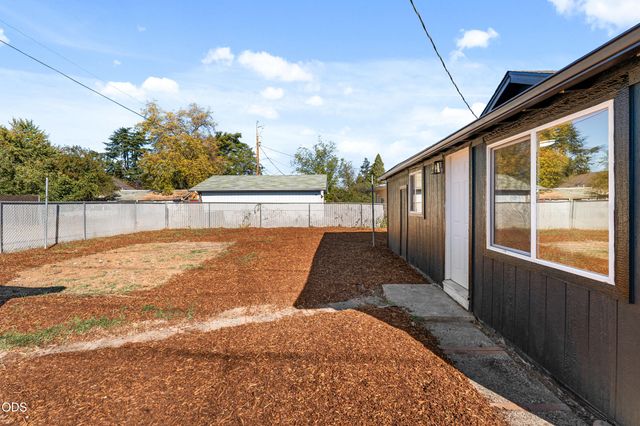 13 Kenwood Avenue, Medford, OR 97501