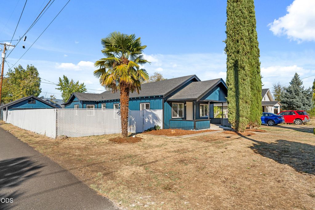 13 Kenwood Avenue, Medford, OR 97501