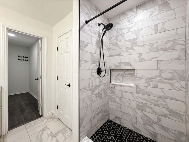 9922 Glenkirk Drive, Houston, TX 77089