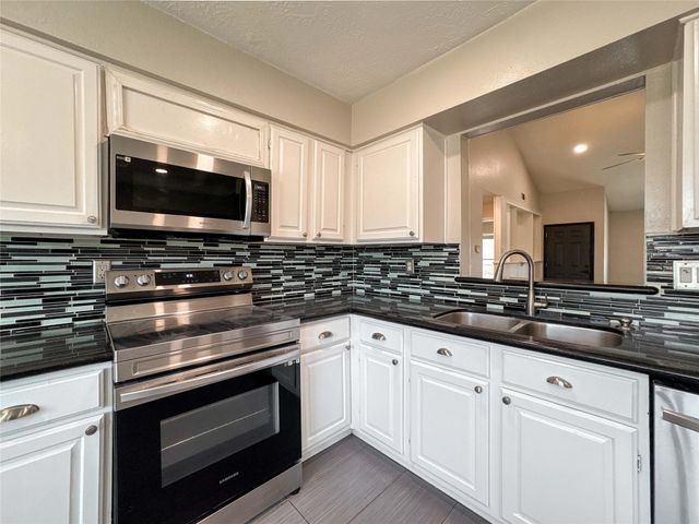 9922 Glenkirk Drive, Houston, TX 77089