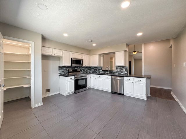 9922 Glenkirk Drive, Houston, TX 77089