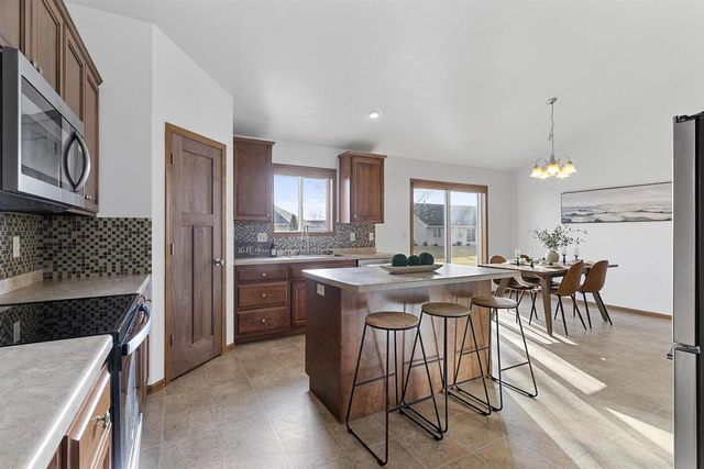 2135 W MELCORN CIRCLE, De Pere, WI 54115