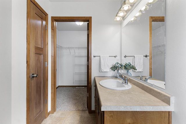 2135 W MELCORN CIRCLE, De Pere, WI 54115