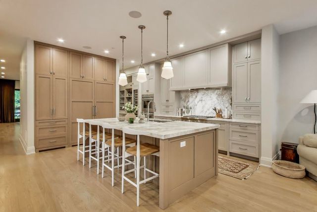 4320 N Winchester Avenue, Chicago, IL 60613