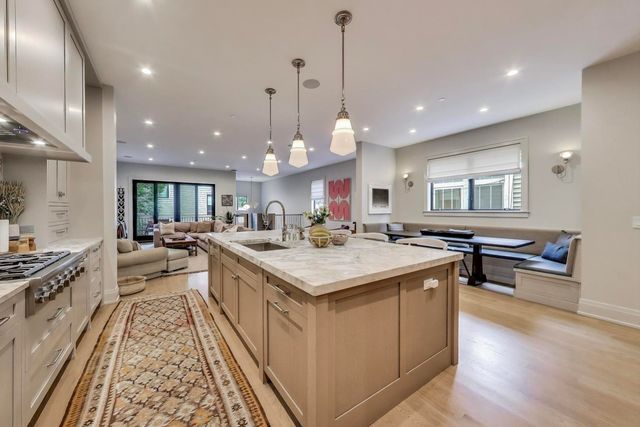 4320 N Winchester Avenue, Chicago, IL 60613