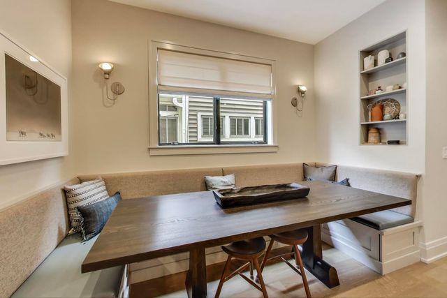 4320 N Winchester Avenue, Chicago, IL 60613