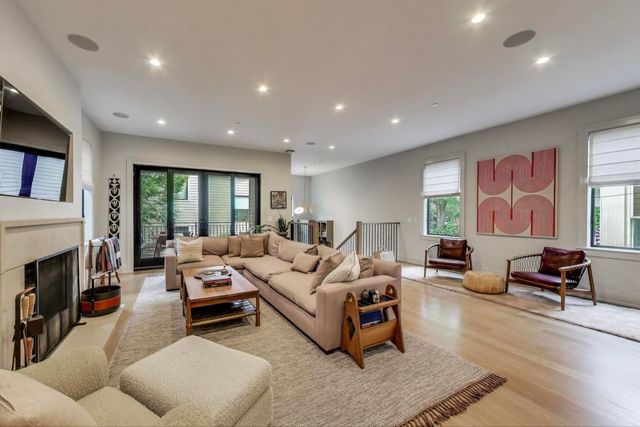 4320 N Winchester Avenue, Chicago, IL 60613