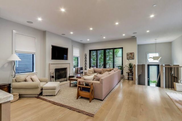 4320 N Winchester Avenue, Chicago, IL 60613
