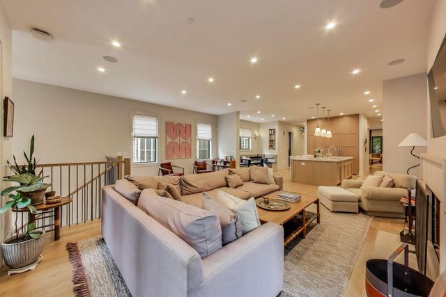 4320 N Winchester Avenue, Chicago, IL 60613