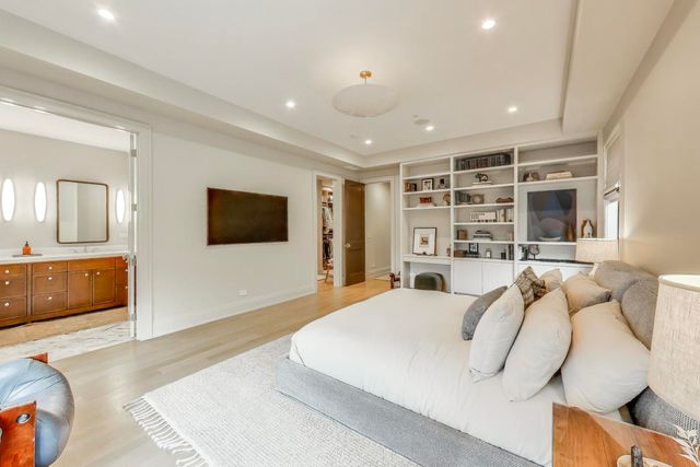 4320 N Winchester Avenue, Chicago, IL 60613