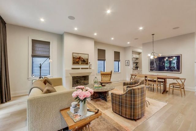 4320 N Winchester Avenue, Chicago, IL 60613