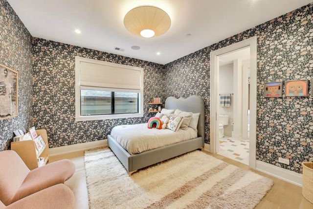 4320 N Winchester Avenue, Chicago, IL 60613