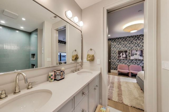 4320 N Winchester Avenue, Chicago, IL 60613