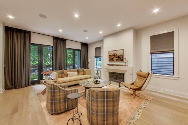 4320 N Winchester Avenue, Chicago, IL 60613
