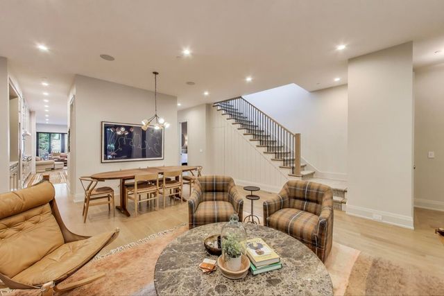 4320 N Winchester Avenue, Chicago, IL 60613