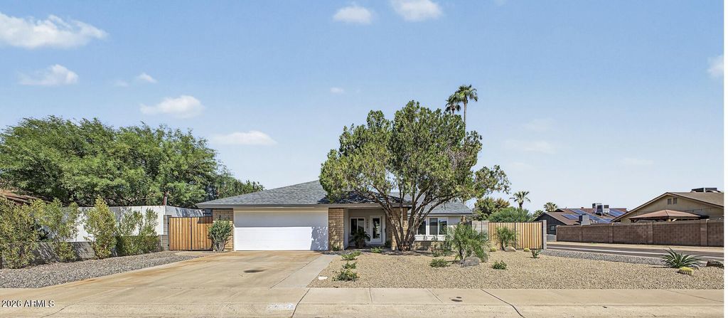 2610 E SYLVIA Street, Phoenix, AZ 85032 — exterior