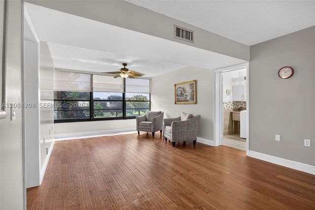1502 Whitehall Dr 305, Davie, FL 33324