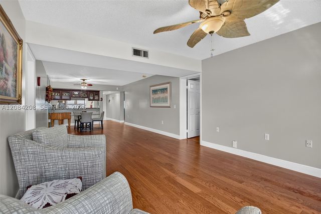 1502 Whitehall Dr 305, Davie, FL 33324
