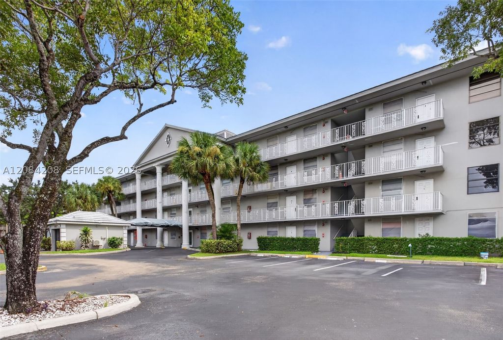 1502 Whitehall Dr 305, Davie, FL 33324