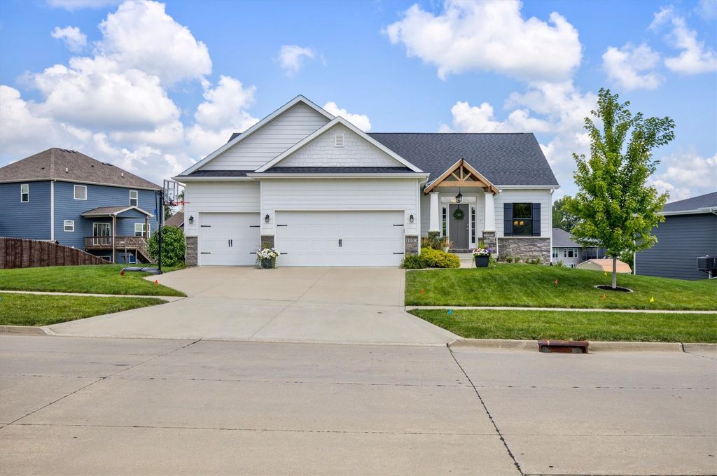 1020 Baileys Grove Drive, Adel, IA 50003