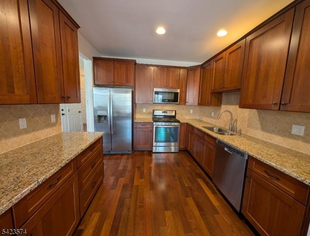 9 Pembrook Ln, Mount Olive Twp., NJ 07828
