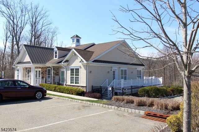 9 Pembrook Ln, Mount Olive Twp., NJ 07828