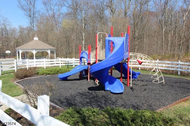9 Pembrook Ln, Mount Olive Twp., NJ 07828