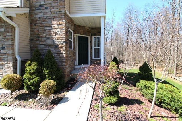 9 Pembrook Ln, Mount Olive Twp., NJ 07828