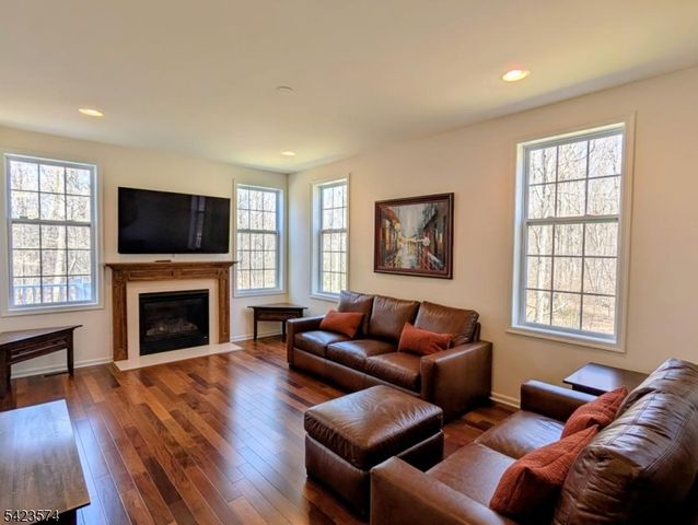 9 Pembrook Ln, Mount Olive Twp., NJ 07828