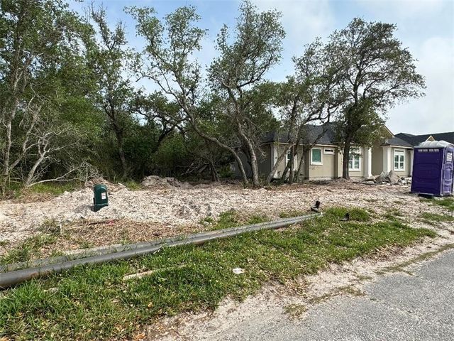 104 Oakmont Dr, Rockport, TX 78382